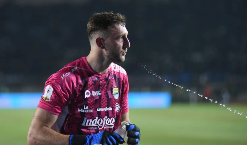 Kiper Baru Persib Adam Przybek Merasa Nyaman Tinggal di Bandung - SportJabar