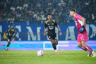 Persib Bandung Gagal Menang Lawan 10 Pemain Dewa United, Tersingkir dari Piala Presiden 2025 - SportJabar