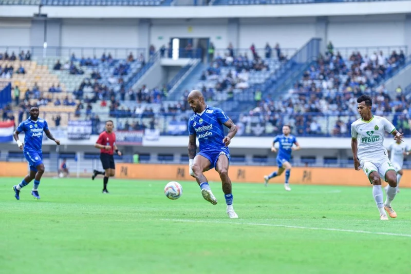 Sayangkan Sanksi Larangan Bobotoh Hadir di Stadion, Bojan dan Tyronne Akui Persib Butuh Dukungan Bobotoh - SportJabar