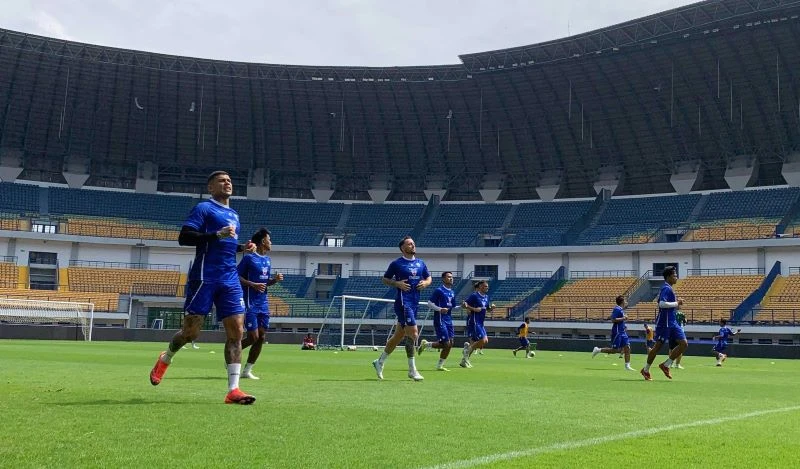 Pelatih Persib Mengeluh Lapangan di GBLA Keras, Lebih Mirip Lapangan Sintetis - Sport Jabar