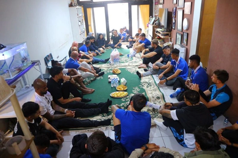 Tim Persib Kunjungi Rumah Duka, Bojan Puji Dedikasi Almarhum dr. Rafi Ghani Untuk Persib - SportJabar