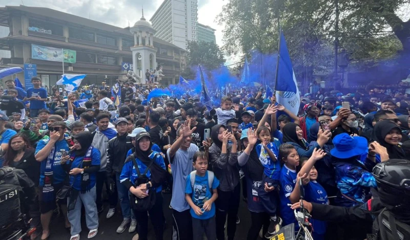 Pawai Juara Persib 2025: Bobotoh Padati Kota Bandung, KDM Beri Bonus Rp 2 Miliar - Sport Jabar
