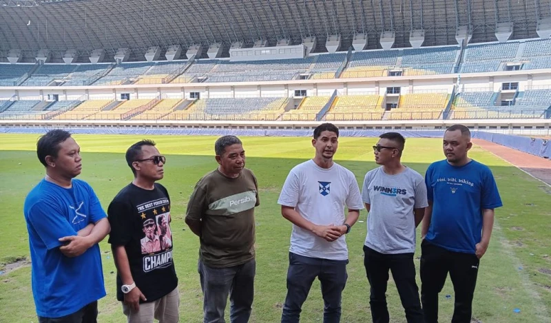 Kecam Perusakan di Stadion GBLA, Viking Persib Club Salurkan Bantuan Untuk Perbaikan - SportJabar