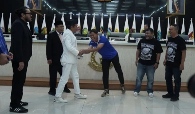 Bonus Kadeudeuh: Dedi Mulyadi Serahkan Rp1 Miliar untuk Persib Bandung - SportJabar